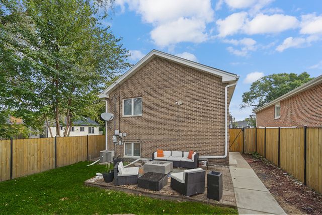 8850 S Mozart Avenue, Evergreen Park, IL 60805
