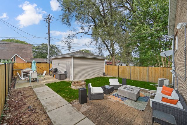 8850 S Mozart Avenue, Evergreen Park, IL 60805