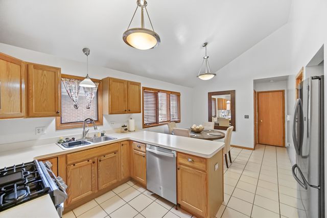 8850 S Mozart Avenue, Evergreen Park, IL 60805
