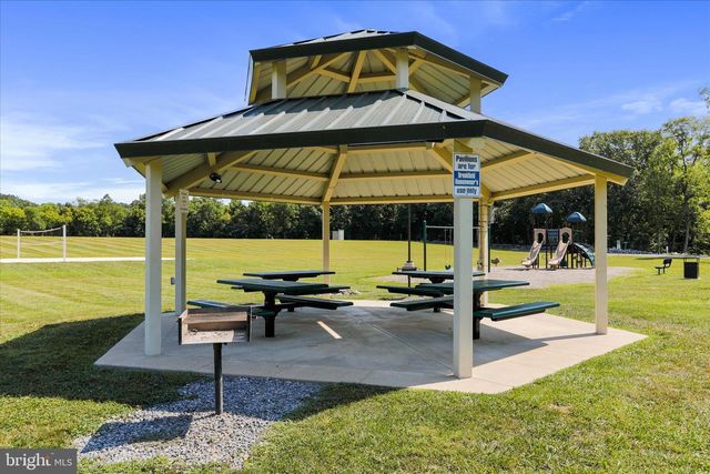 300 HEADWATERS DR, Falling Waters, WV 25419