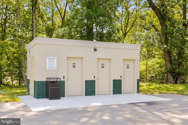 300 HEADWATERS DR, Falling Waters, WV 25419