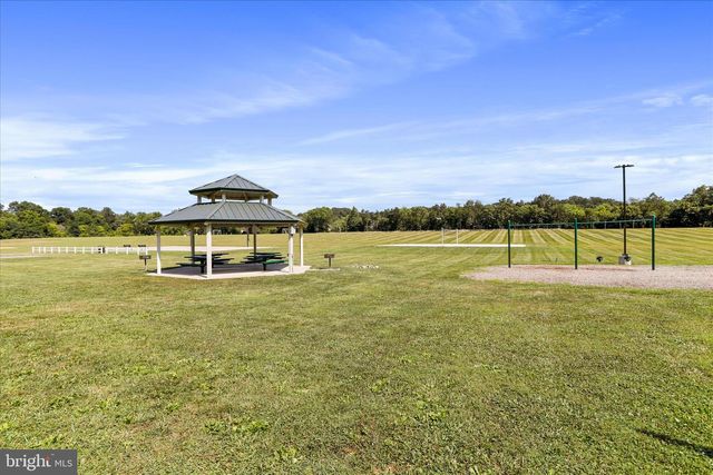 300 HEADWATERS DR, Falling Waters, WV 25419