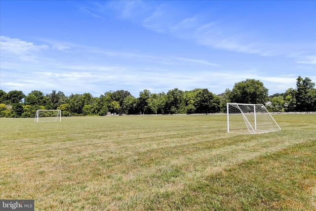 300 HEADWATERS DR, Falling Waters, WV 25419