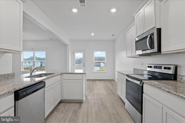 300 HEADWATERS DR, Falling Waters, WV 25419