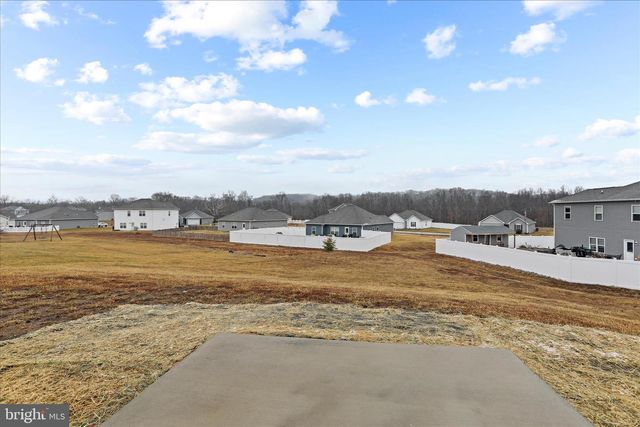 300 HEADWATERS DR, Falling Waters, WV 25419