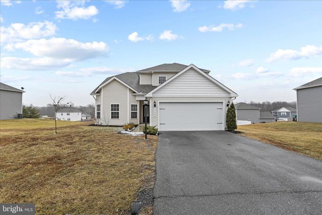 300 HEADWATERS DR, Falling Waters, WV 25419