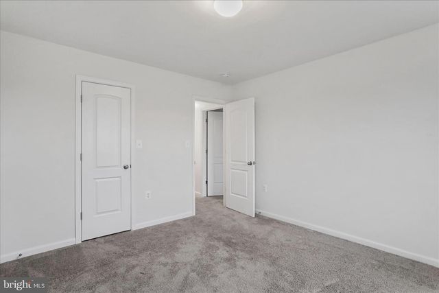 300 HEADWATERS DR, Falling Waters, WV 25419