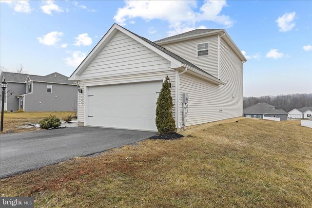 300 HEADWATERS DR, Falling Waters, WV 25419