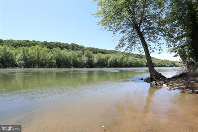 300 HEADWATERS DR, Falling Waters, WV 25419