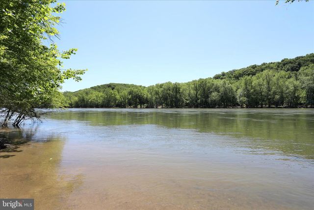 300 HEADWATERS DR, Falling Waters, WV 25419