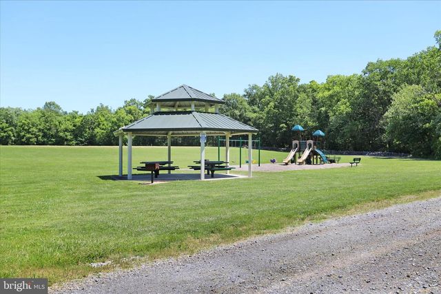 300 HEADWATERS DR, Falling Waters, WV 25419