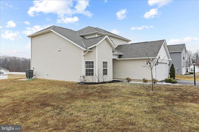 300 HEADWATERS DR, Falling Waters, WV 25419