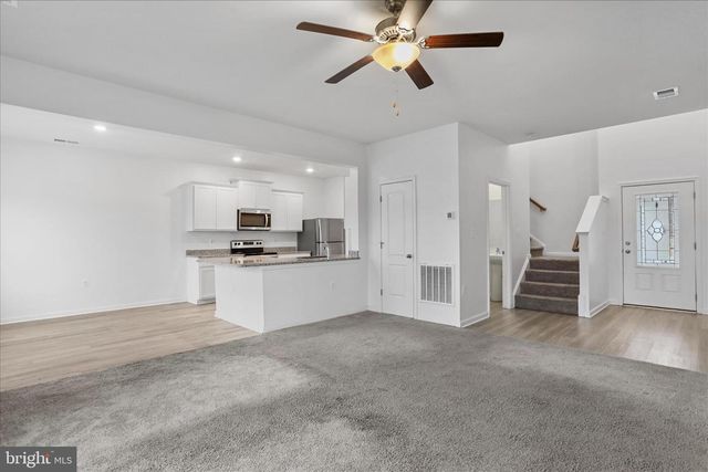 300 HEADWATERS DR, Falling Waters, WV 25419