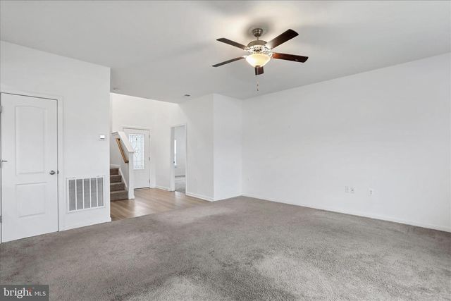 300 HEADWATERS DR, Falling Waters, WV 25419