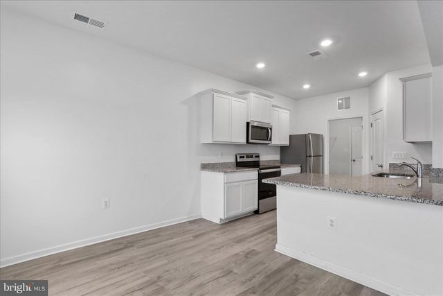 300 HEADWATERS DR, Falling Waters, WV 25419