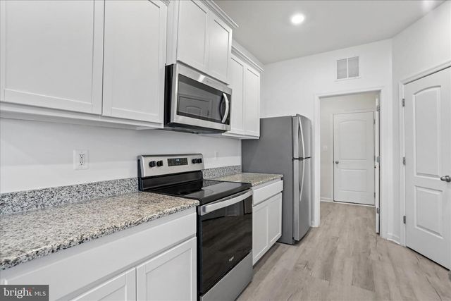 300 HEADWATERS DR, Falling Waters, WV 25419