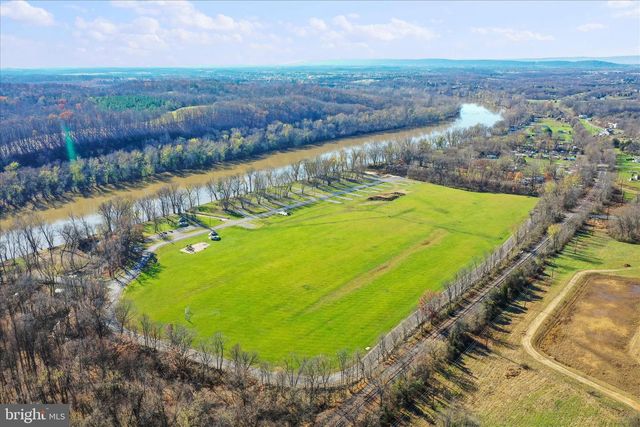 300 HEADWATERS DR, Falling Waters, WV 25419