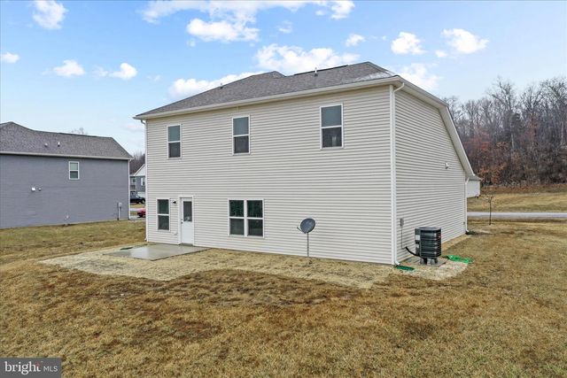 300 HEADWATERS DR, Falling Waters, WV 25419