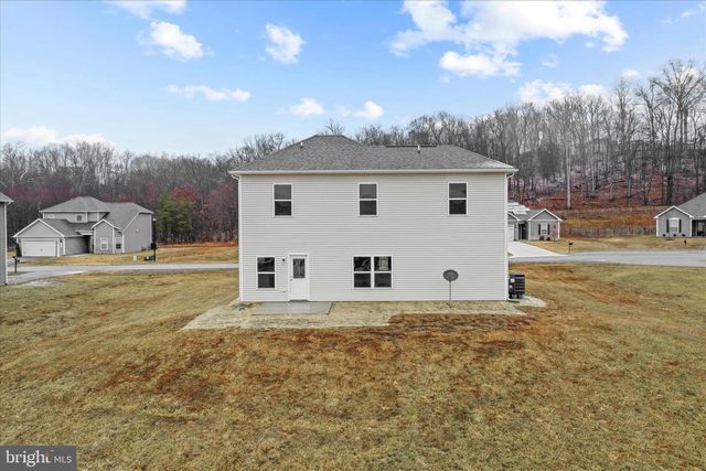 300 HEADWATERS DR, Falling Waters, WV 25419
