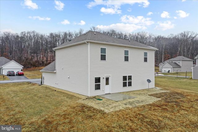 300 HEADWATERS DR, Falling Waters, WV 25419