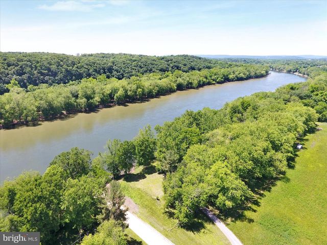 300 HEADWATERS DR, Falling Waters, WV 25419