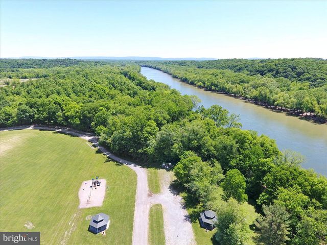 300 HEADWATERS DR, Falling Waters, WV 25419