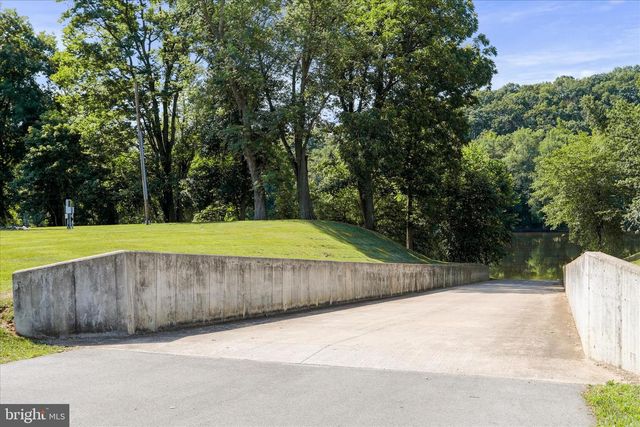 300 HEADWATERS DR, Falling Waters, WV 25419