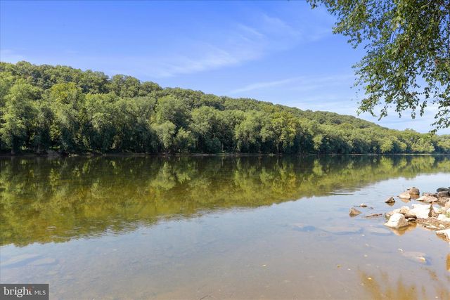 300 HEADWATERS DR, Falling Waters, WV 25419