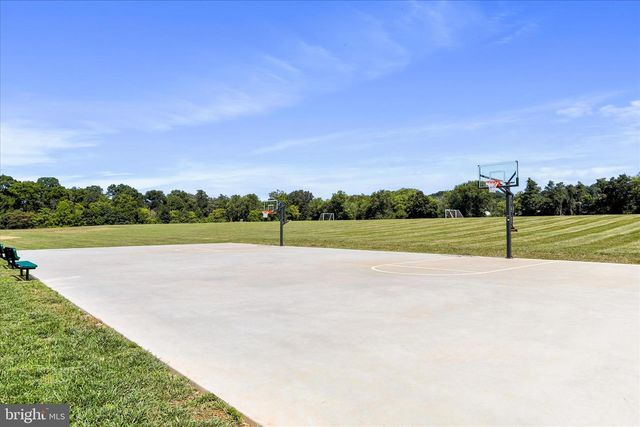 300 HEADWATERS DR, Falling Waters, WV 25419