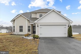 300 HEADWATERS DR, Falling Waters, WV 25419