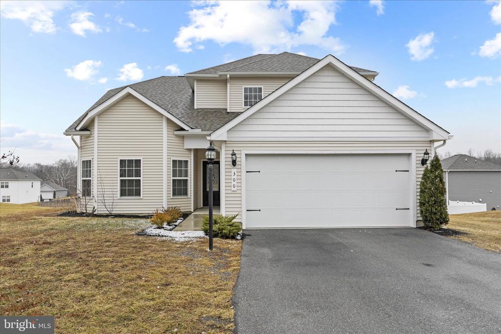 300 HEADWATERS DR, Falling Waters, WV 25419