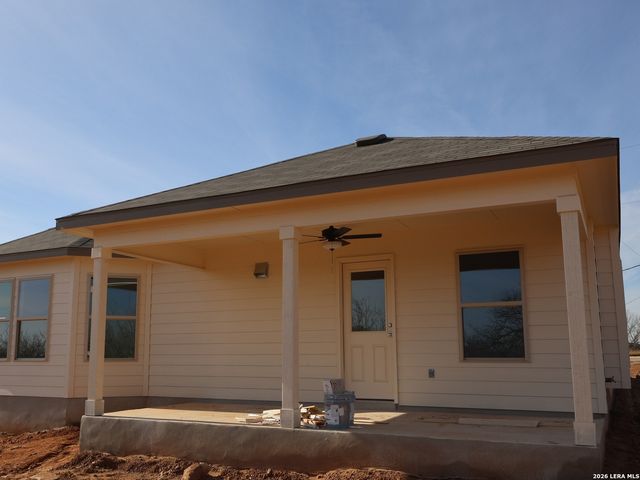 105 Greeley Drive, Floresville, TX 78114