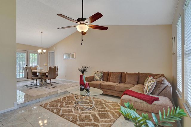 86 Las Brisas, Boynton Beach, FL 33426