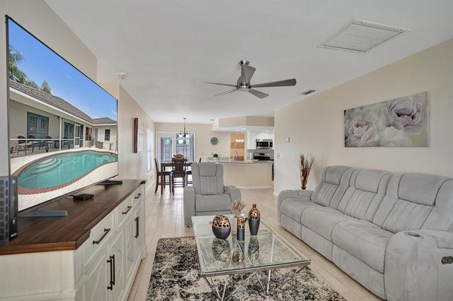 86 Las Brisas, Boynton Beach, FL 33426