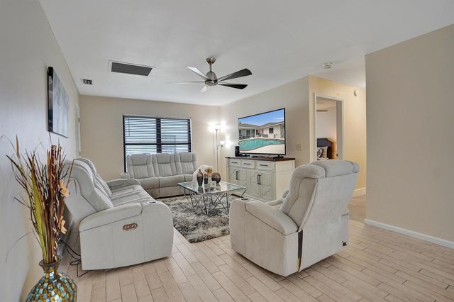 86 Las Brisas, Boynton Beach, FL 33426