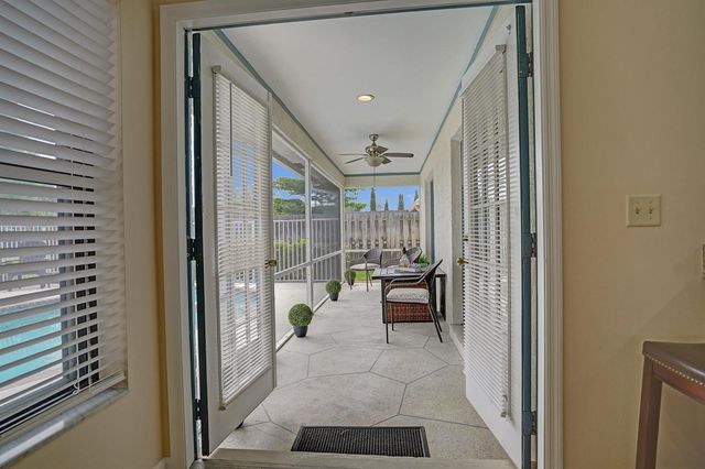86 Las Brisas, Boynton Beach, FL 33426