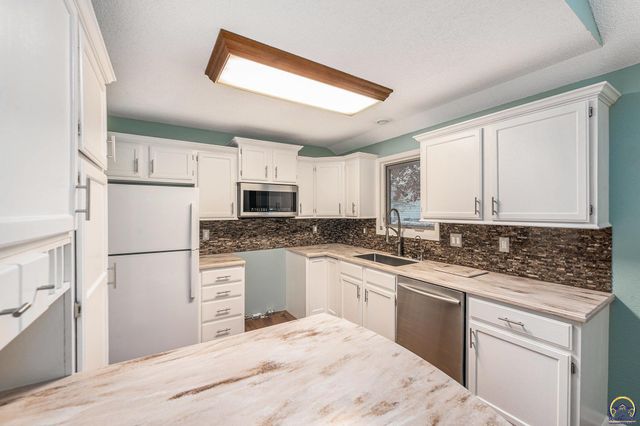 3525 SW Kent CT, Topeka, KS 66614