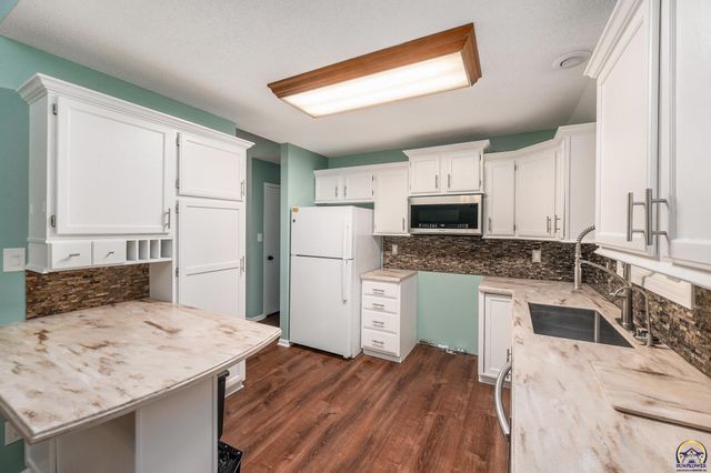 3525 SW Kent CT, Topeka, KS 66614