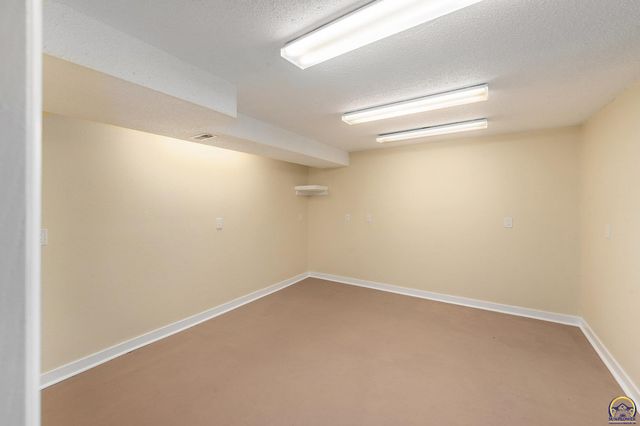 3525 SW Kent CT, Topeka, KS 66614