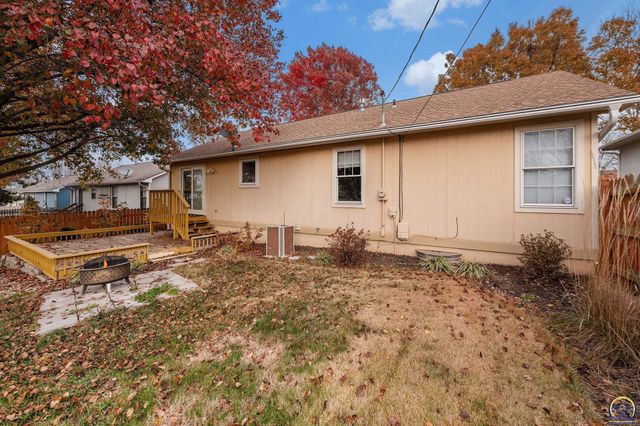 3525 SW Kent CT, Topeka, KS 66614