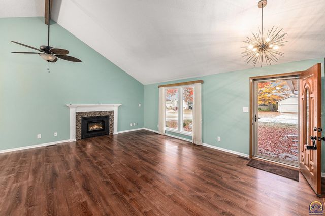 3525 SW Kent CT, Topeka, KS 66614