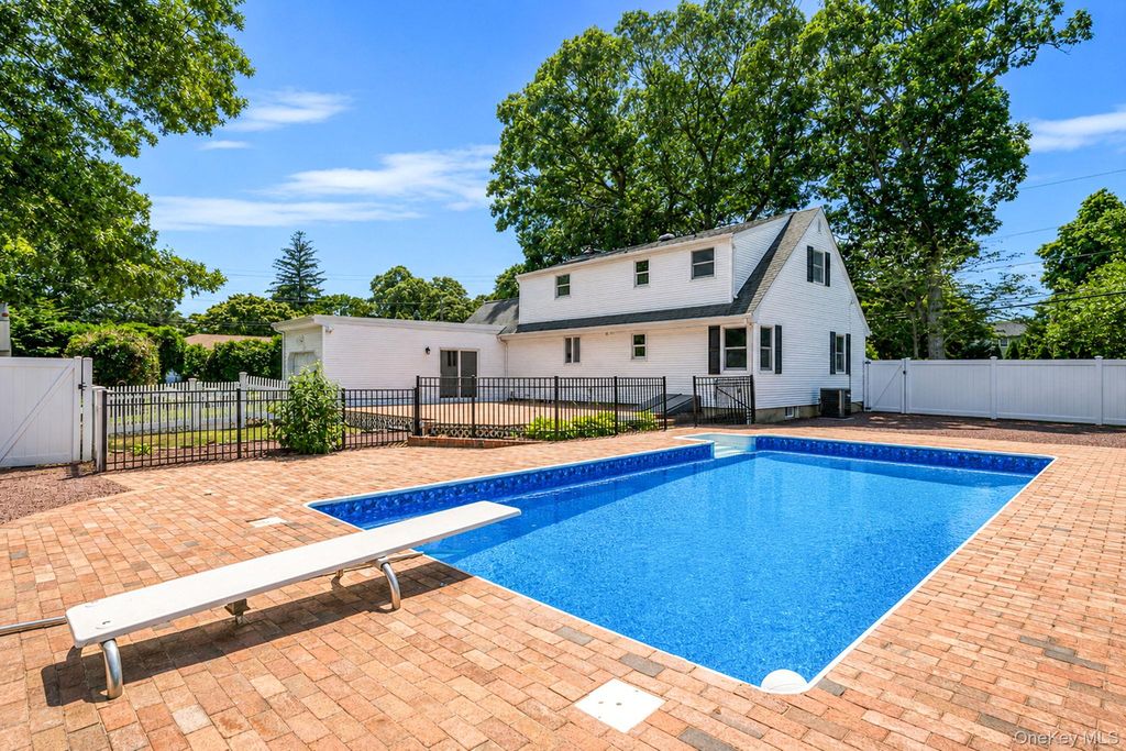 273 Cambon Avenue, Saint James, NY 11780