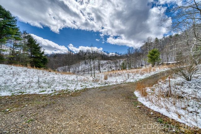 292 Crow Lane, Burnsville, NC 28714