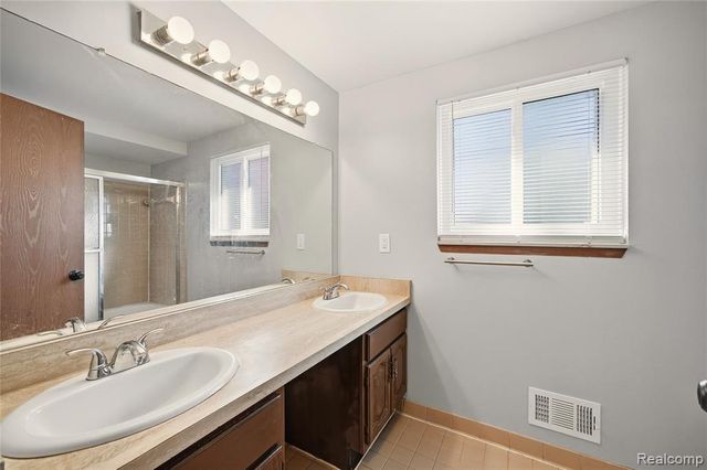 37741 Lancaster Drive, Farmington, MI 48331