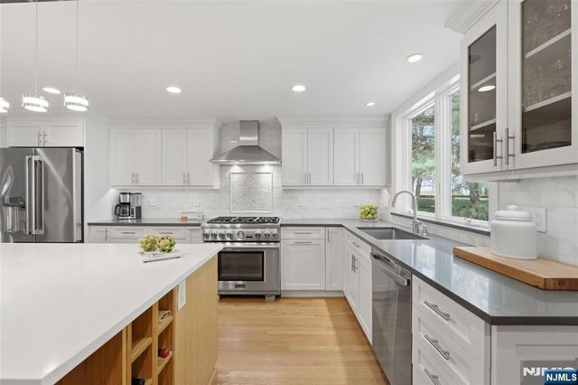 89 Surrey Lane, Tenafly, NJ 07670