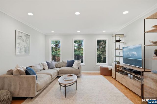 89 Surrey Lane, Tenafly, NJ 07670