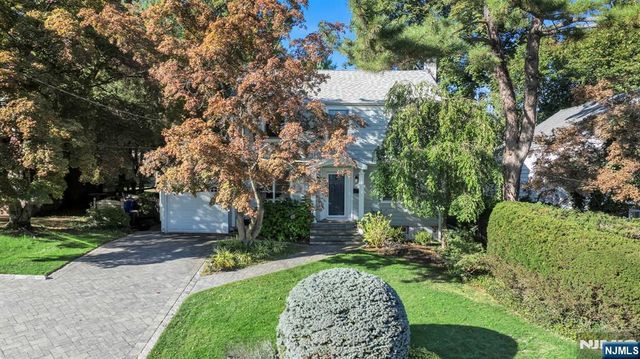 89 Surrey Lane, Tenafly, NJ 07670