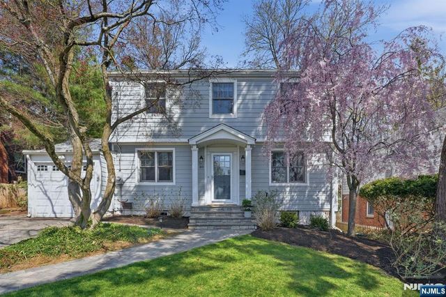 89 Surrey Lane, Tenafly, NJ 07670