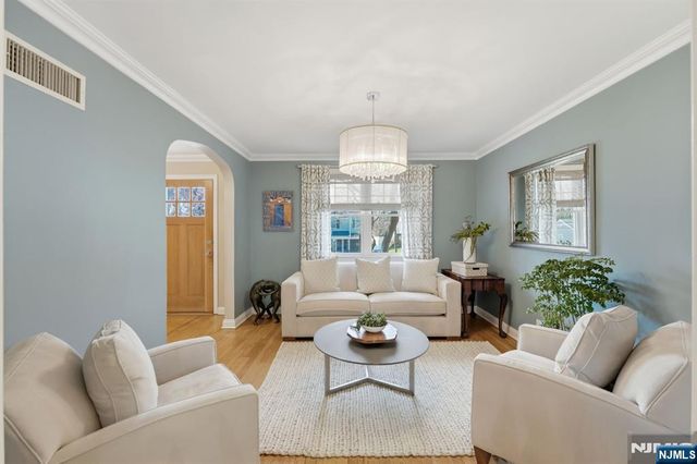 89 Surrey Lane, Tenafly, NJ 07670