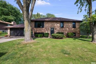2230 EMERALD Drive, Davenport, IA 52804